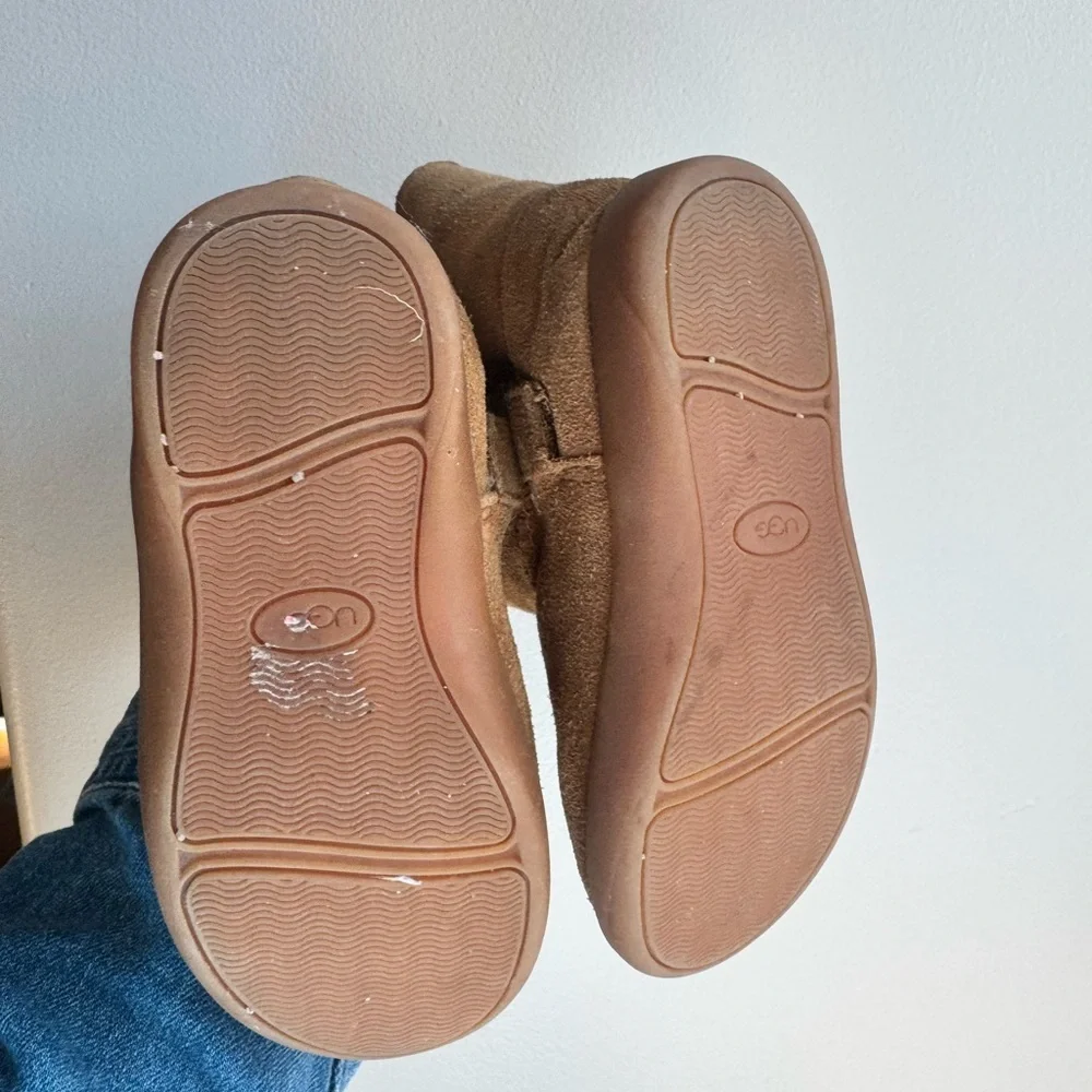 UGG Kids Chestnut Classic Short Boots Shearling Lined Cozy Winter